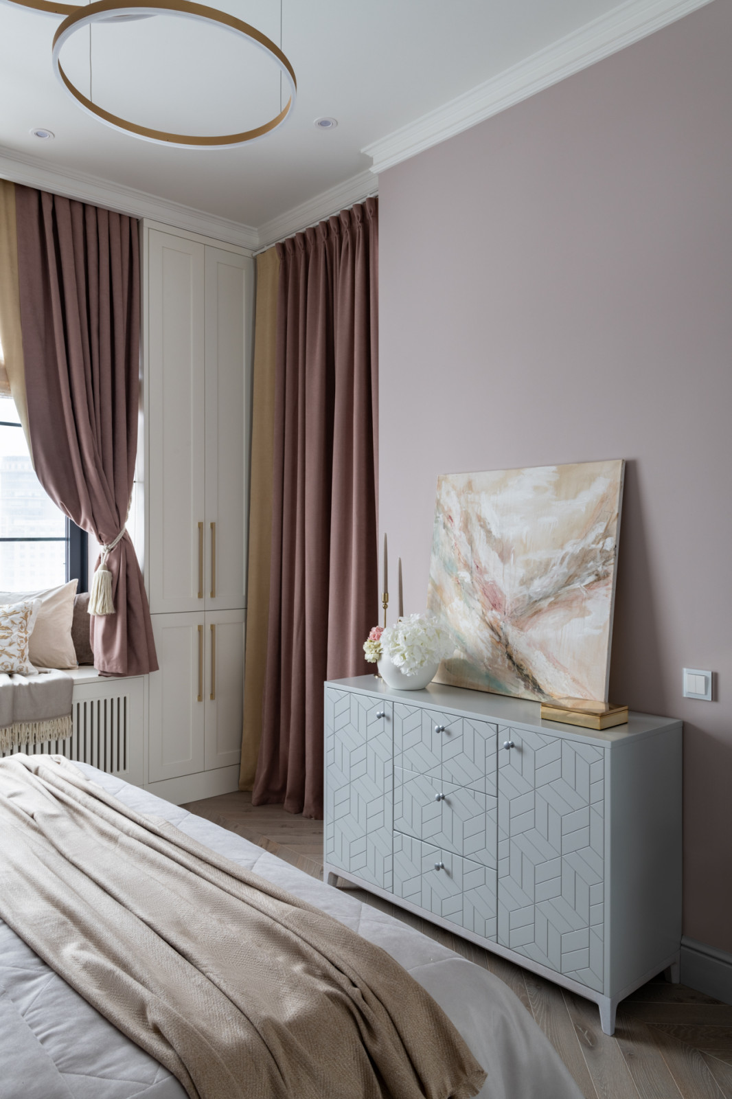 Журнал «Идеи Вашего Дома» назвал этот интерьер «обволакивающий уютом»