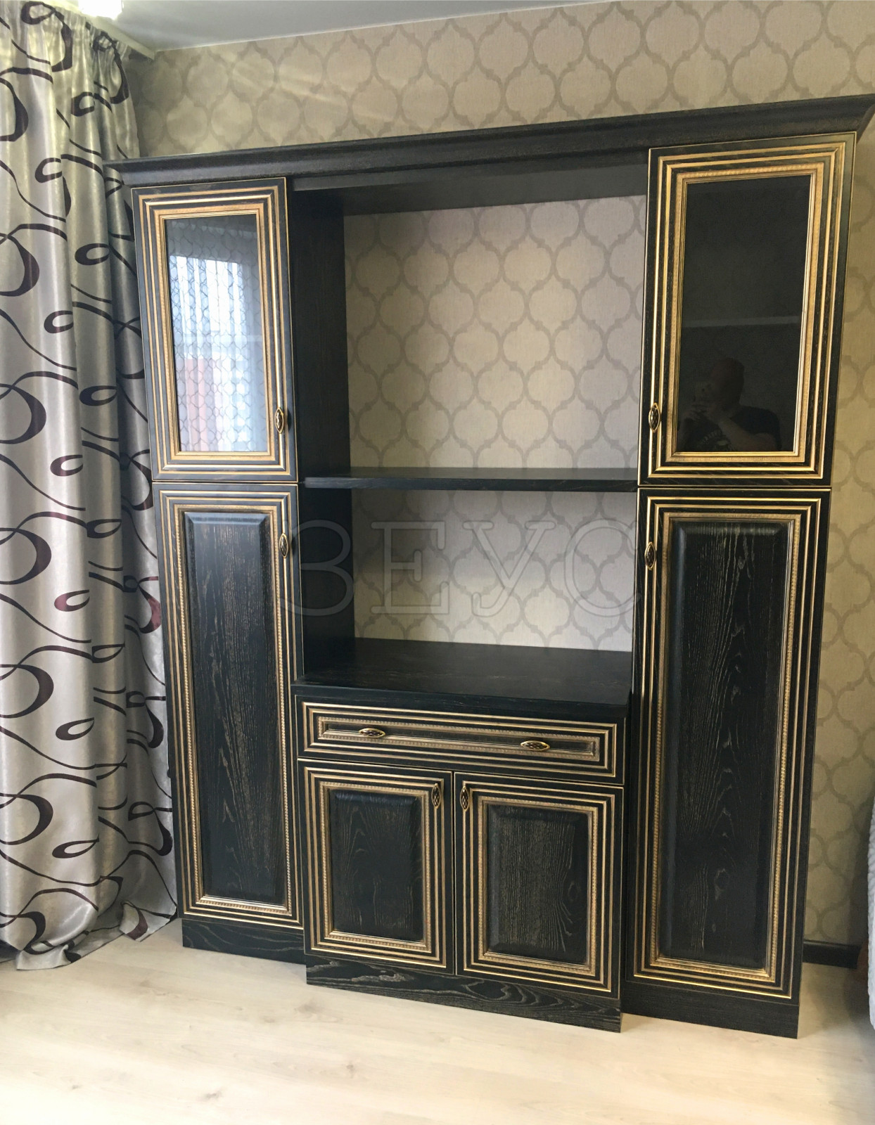 Обложка проекта: Стенка из массива в спальную комнату