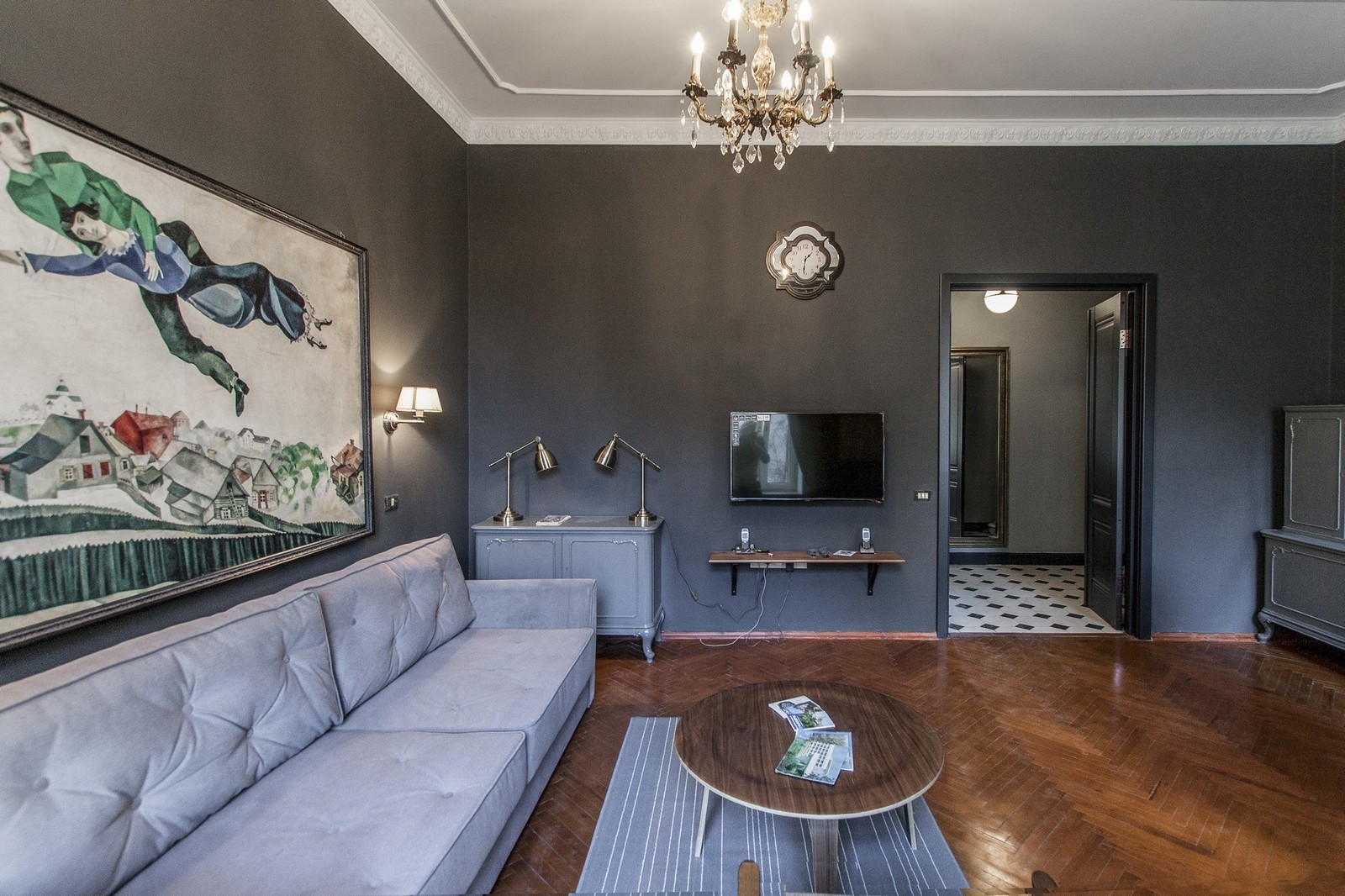 Неоклассика в чёрно-серых тонах.