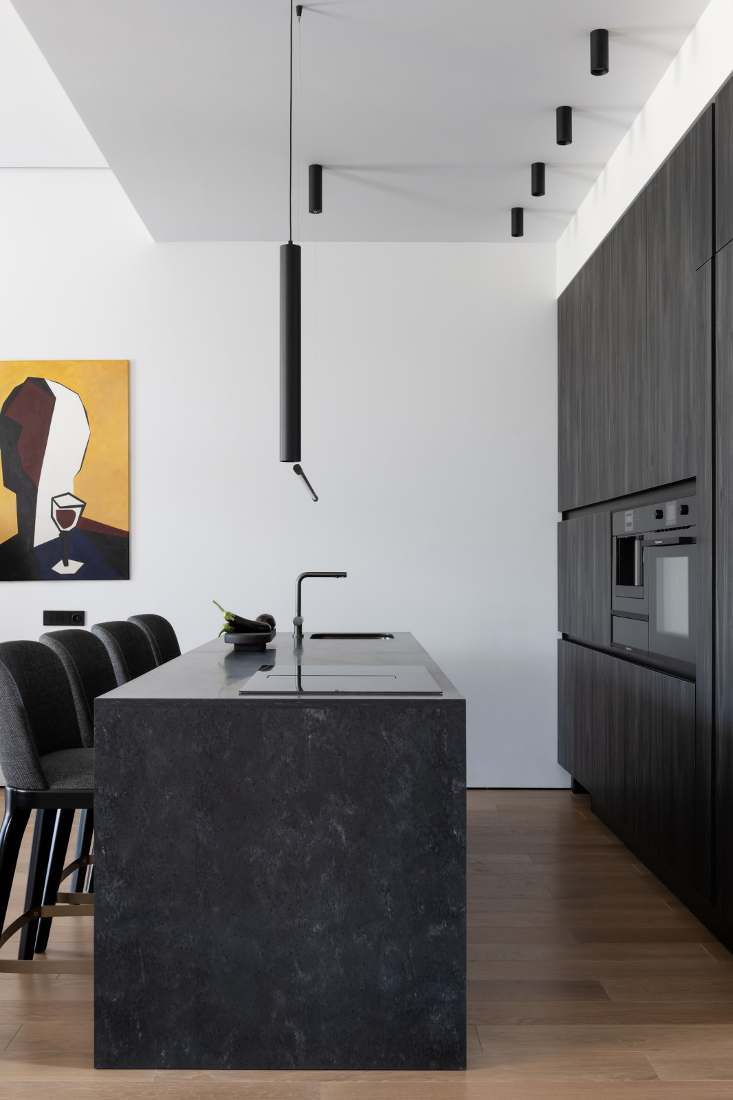 Частный дом в черно-белом цвете