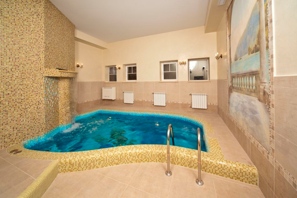 Бассейн в цокольном этаже жилого дома