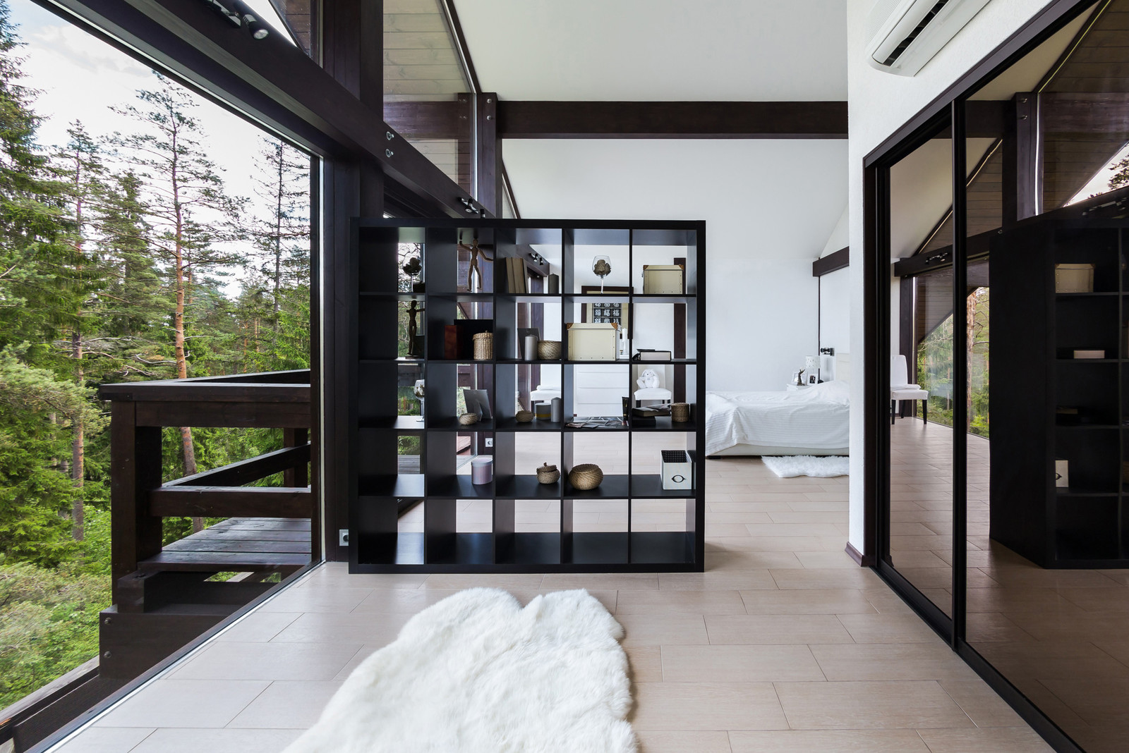 Стеклянный дом в лесу