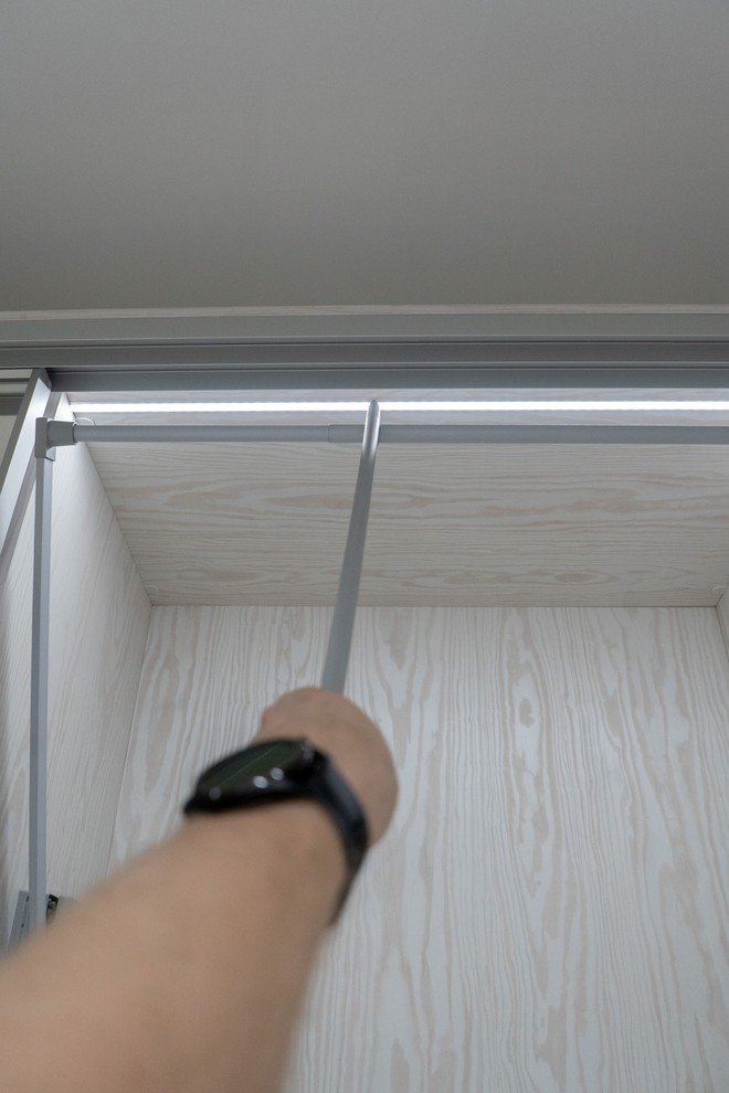 Гардеробная raumplus с LED-подсветкой, брючницами и пантографами