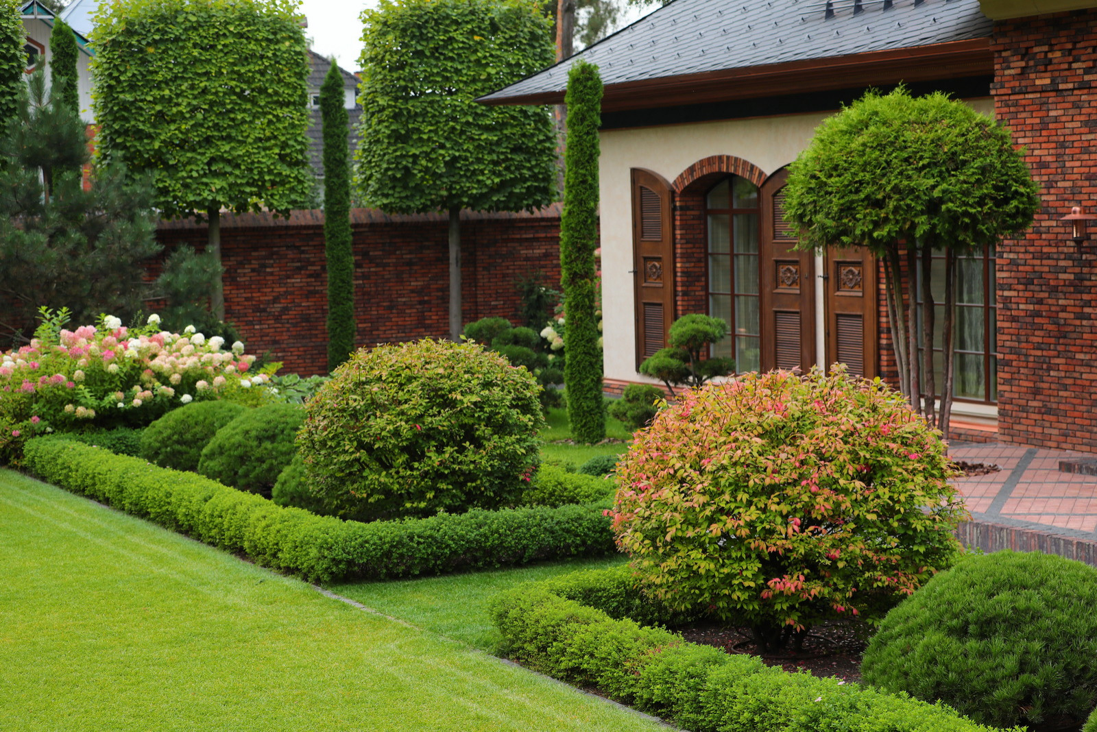Коттеджный сад в Барвихе (дизайн и исполнение компании "Imperial Garden")