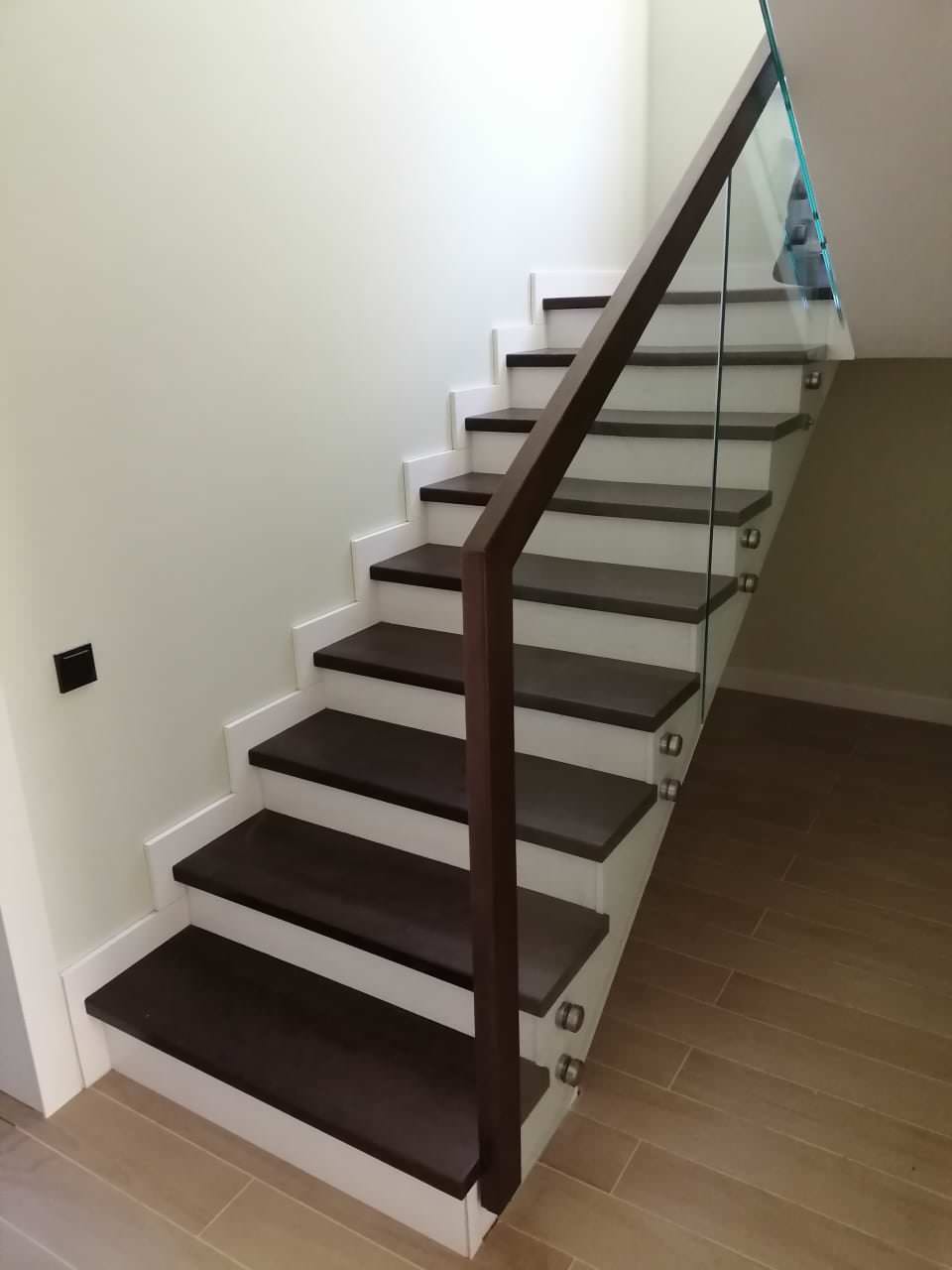 Лестница со стеклянным ограждением