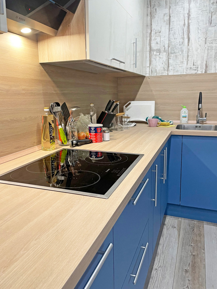 Кухня с синими фасадами