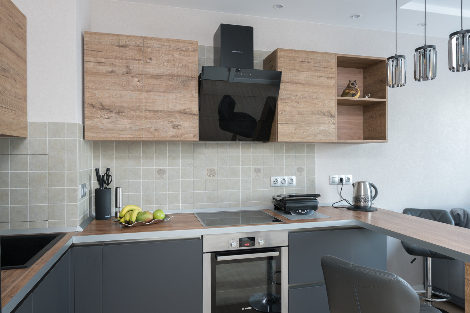 Небольшая кухня с полуостровом