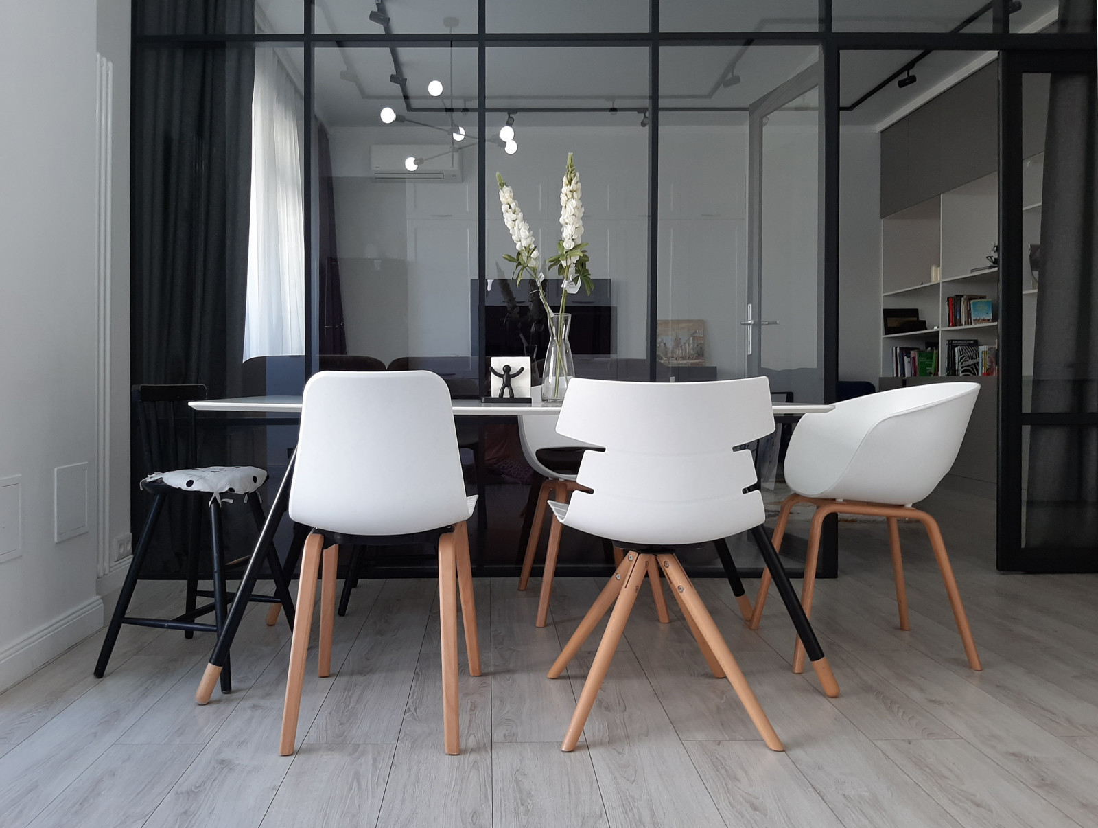 Обеденная группа в кухне, объединенной с гостиной