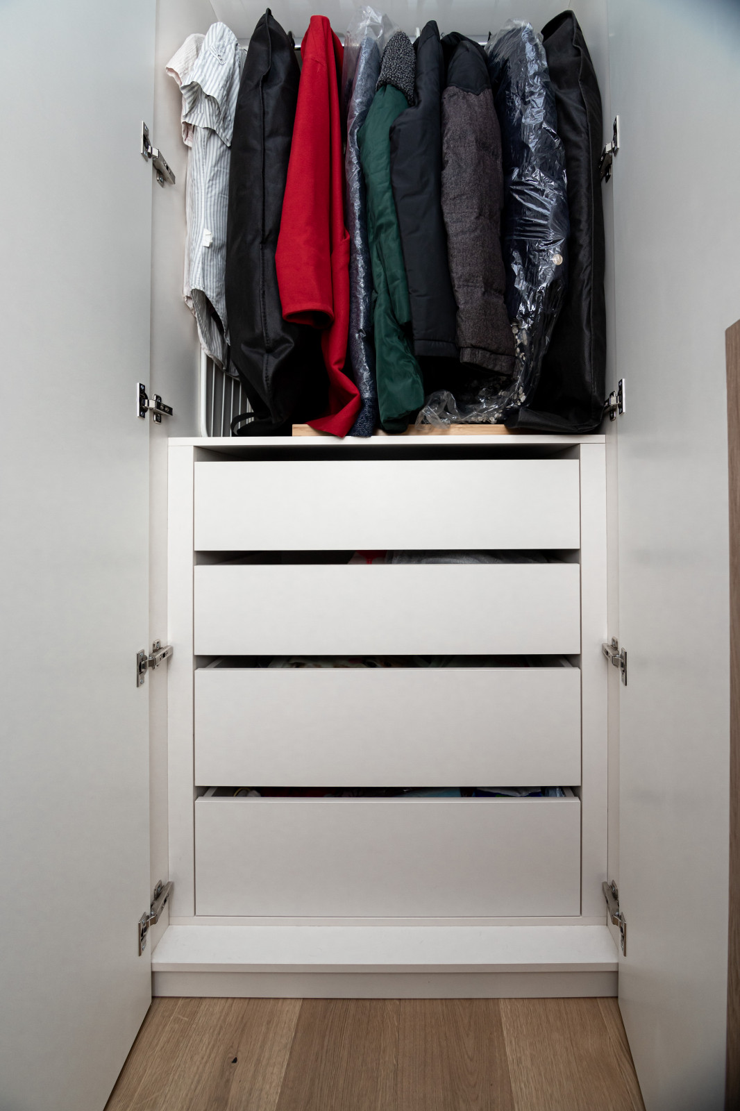 Гардероб и шкаф в прихожую в минималистичном стиле