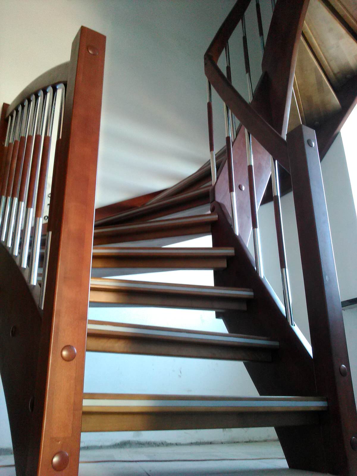 Лестница на тетивах с фальшподступенком.