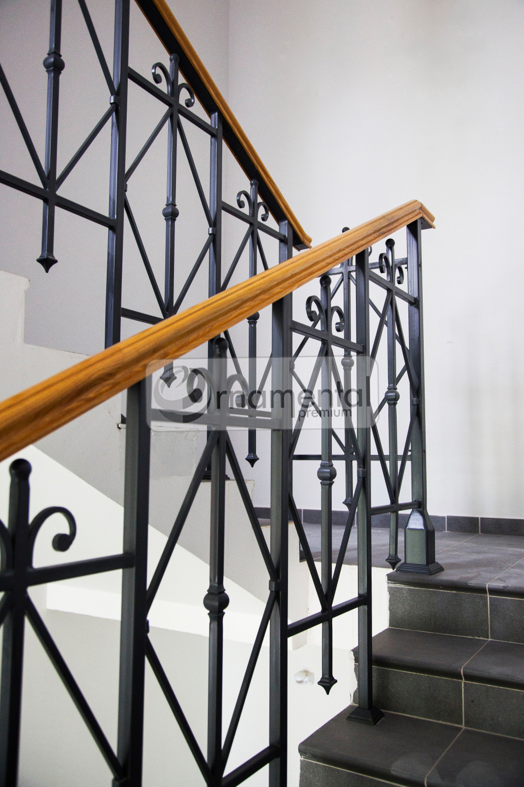 Балконы, ворота и балюстрады для многоквартирного дома