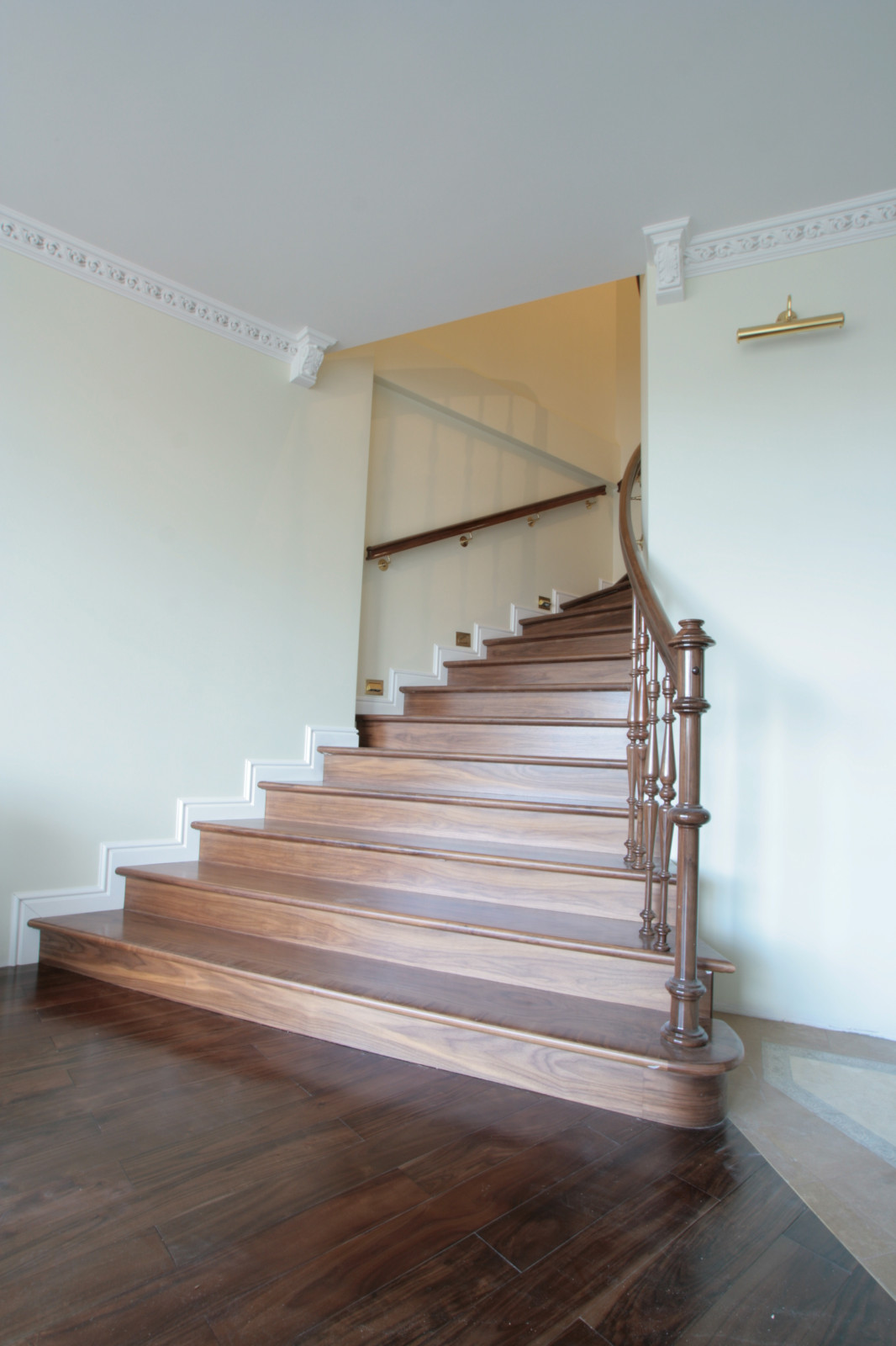 Обложка проекта: Лестница из ореха