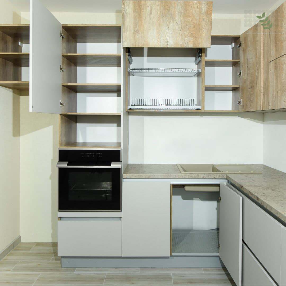 Светлая угловая кухня в теплых оттенках