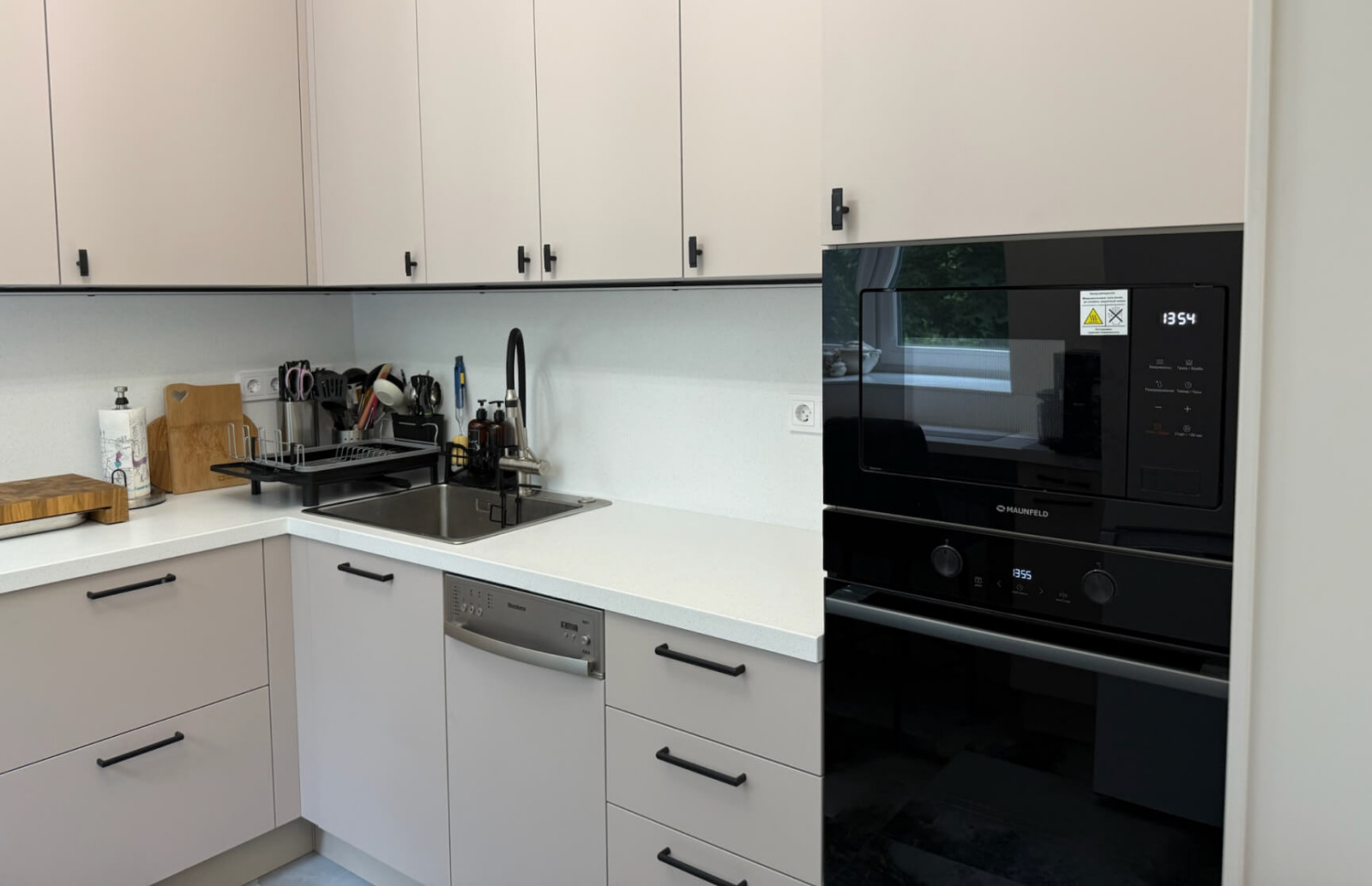 Эргономичная кухня в цвете серый кашемир