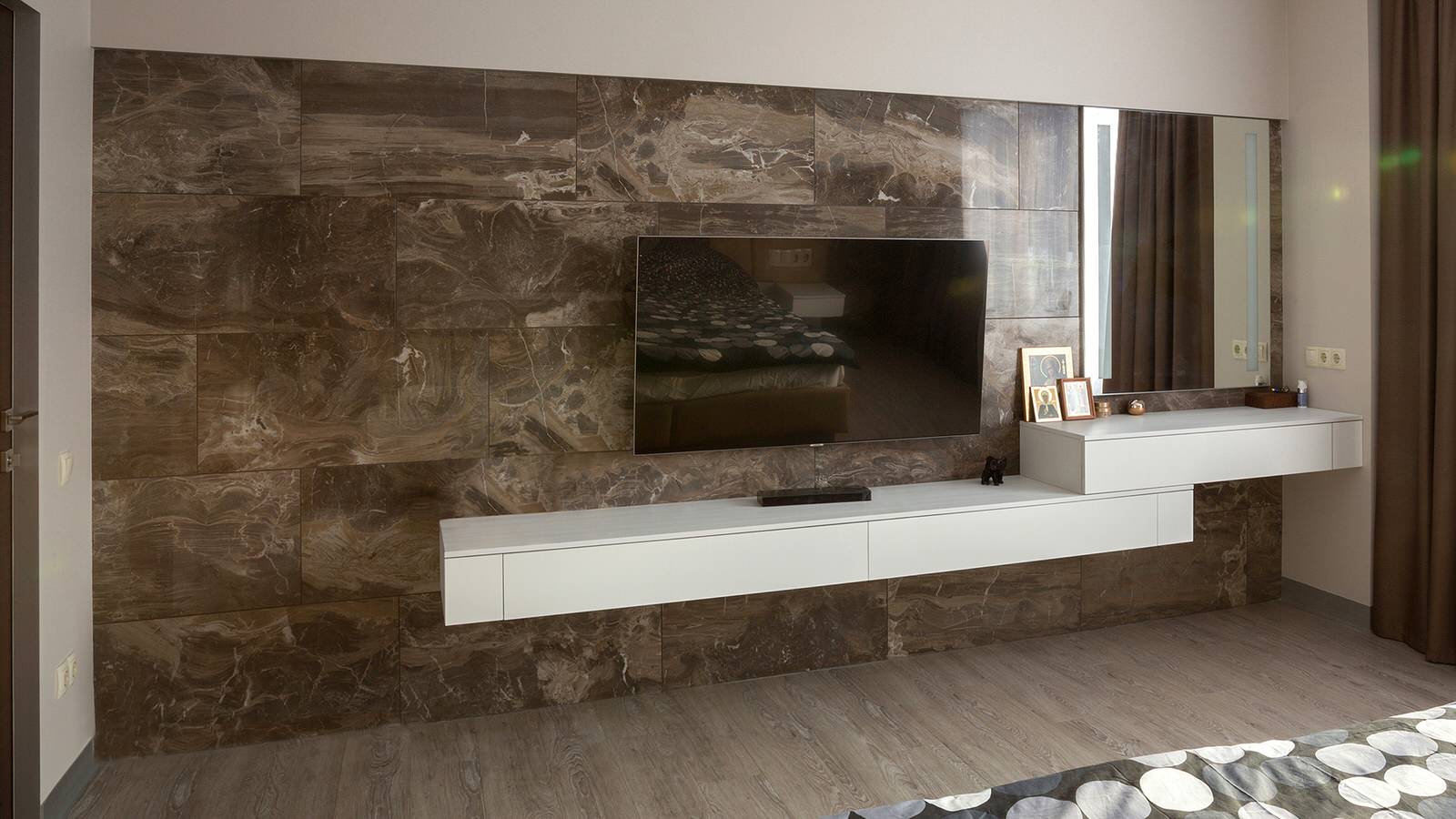 Обложка проекта: Спальня с ТВ зоной и отделкой из листового керамогранита