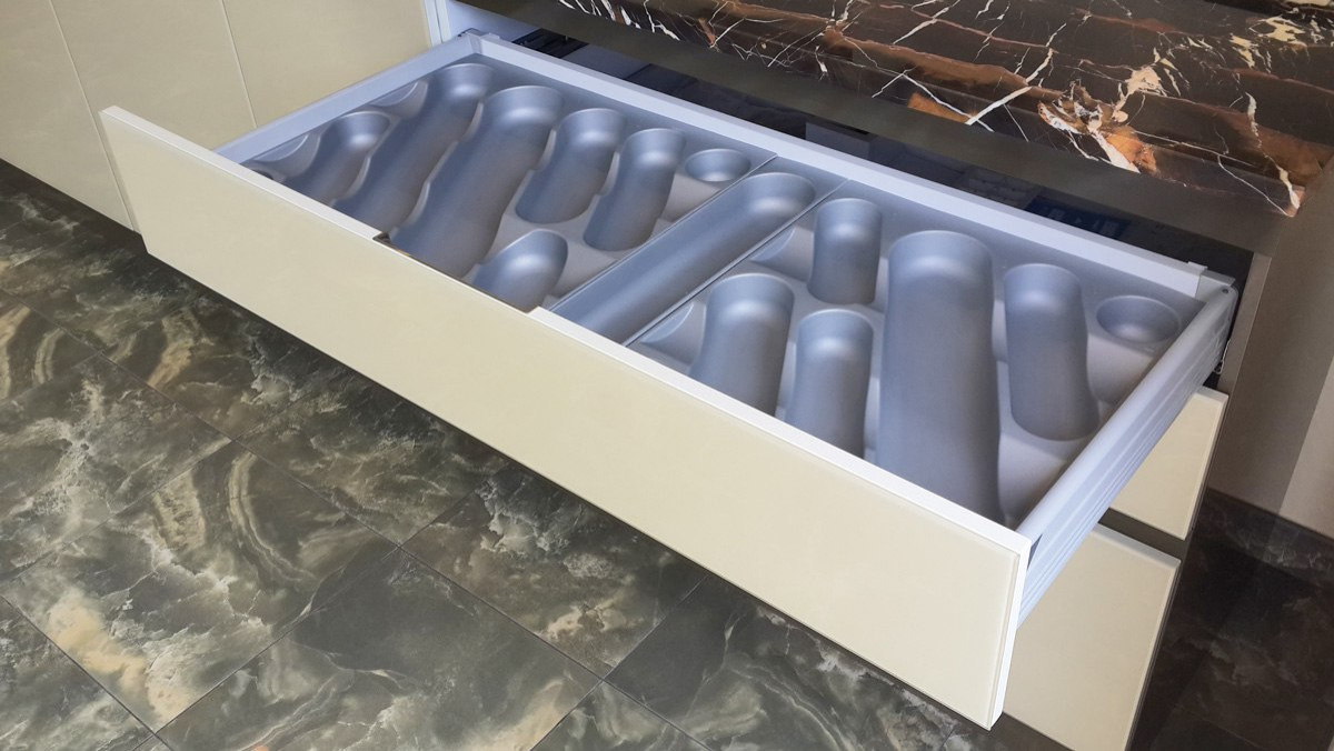 Кухонный гарнитур со стеклянными фасадами