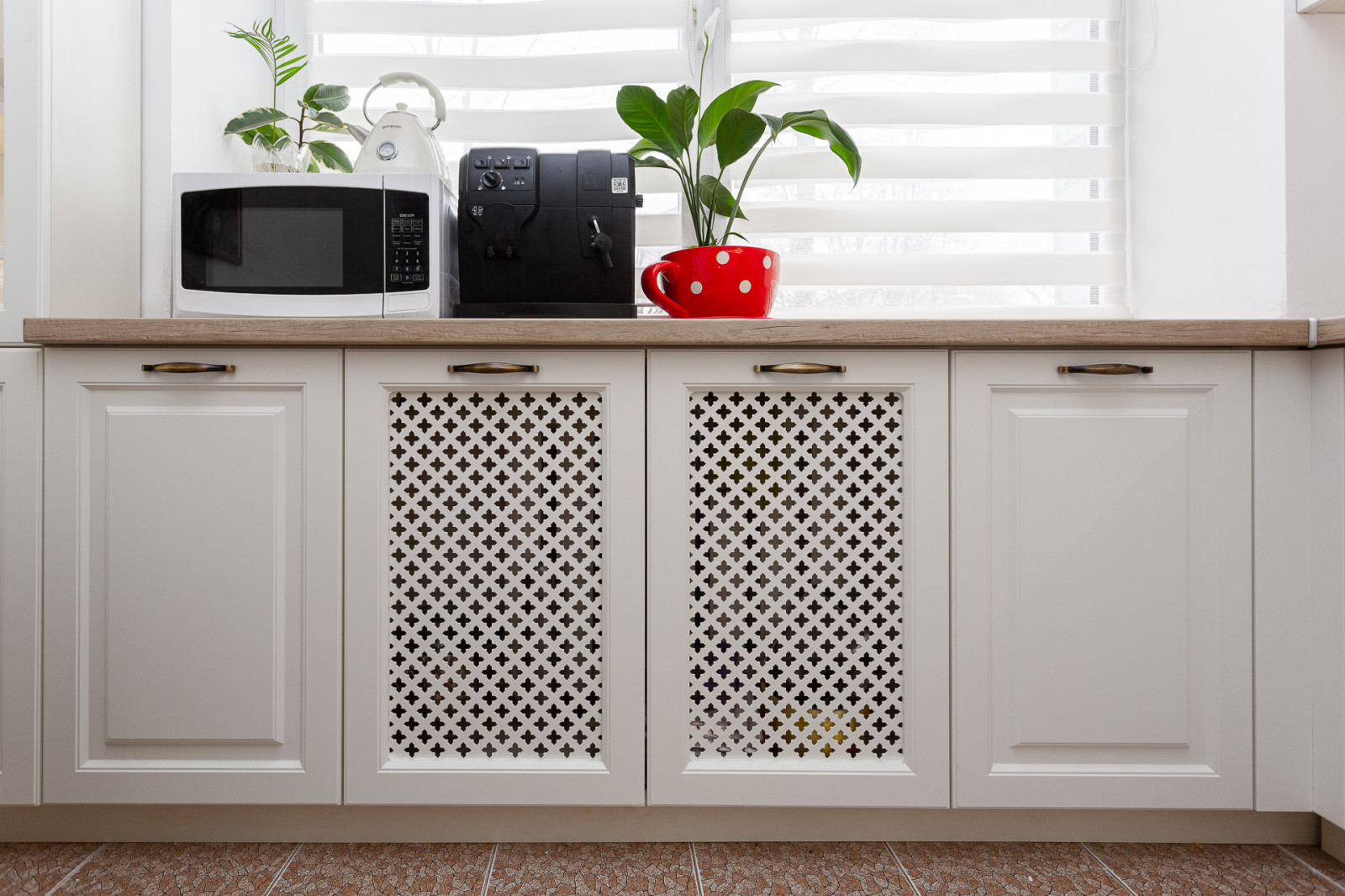 Белая кухня в стиле неоклассика