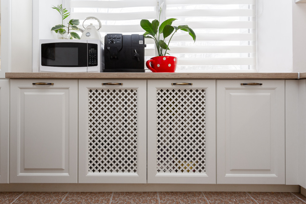 Белая кухня в стиле неоклассика