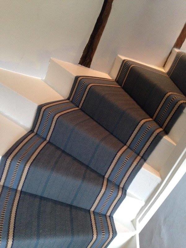 Ковровые покрытия на лестницах.