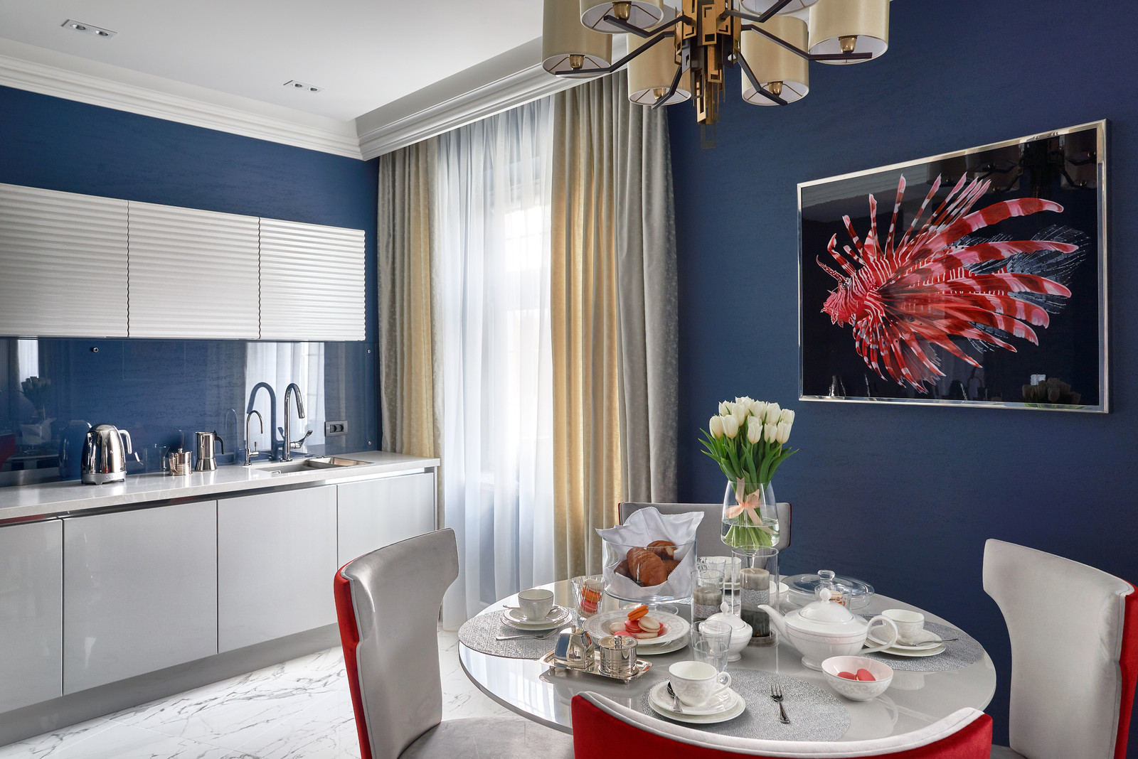 Яркий, роскошный, искрящийся.