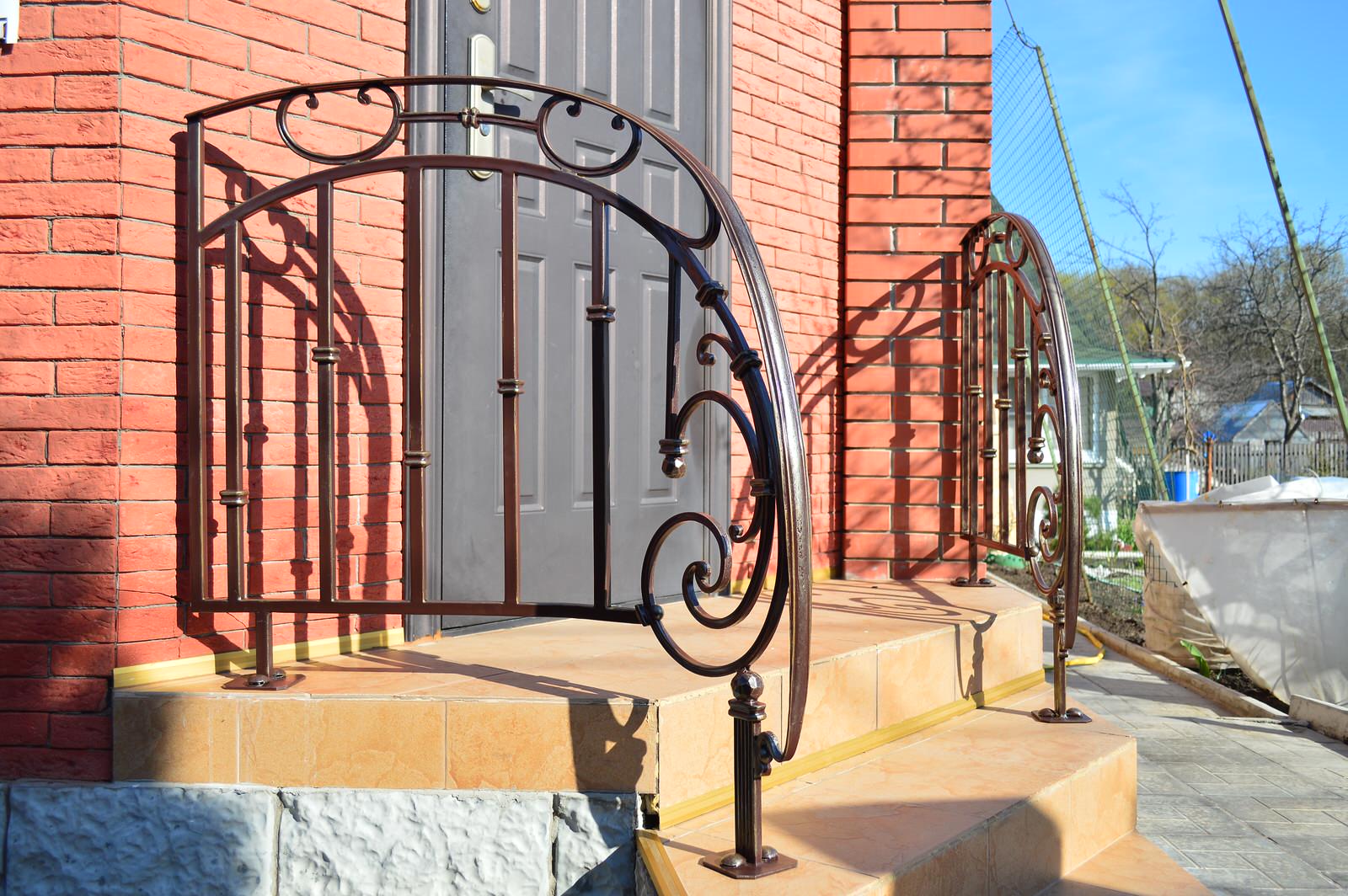 Кованые перила при входе в загородныйдом