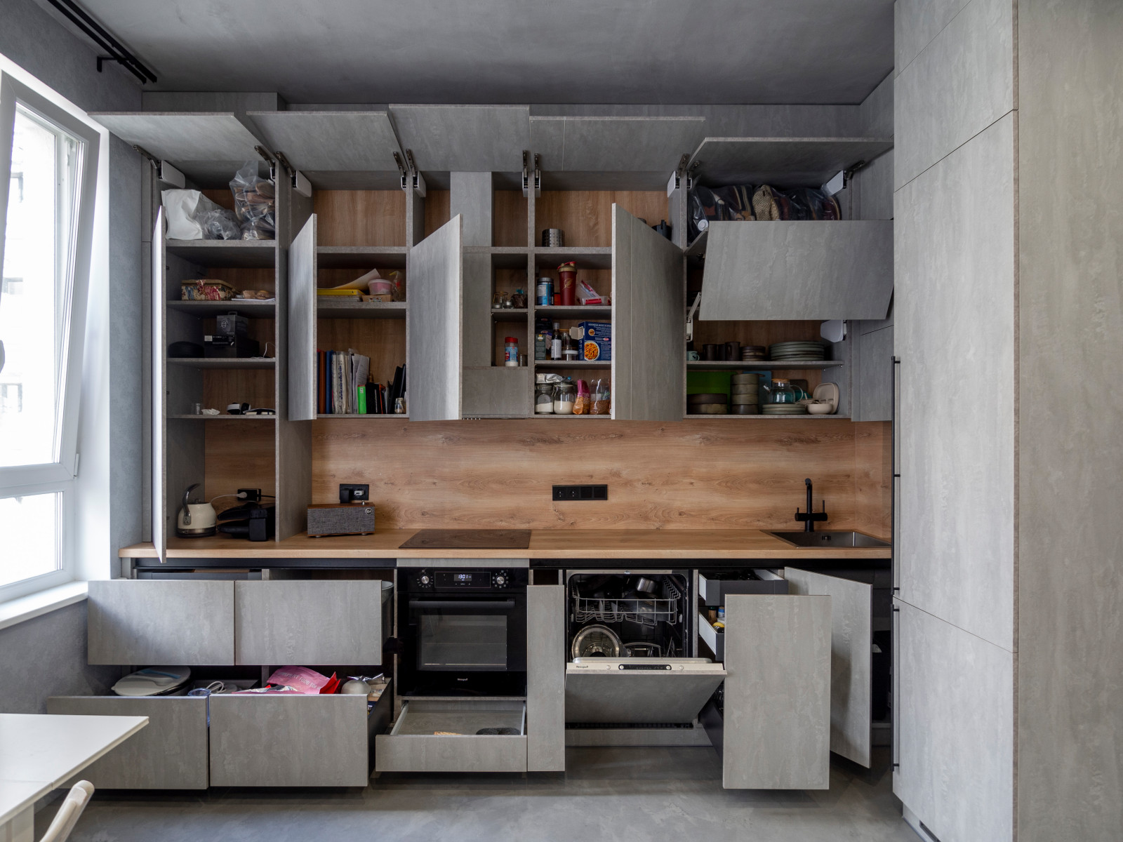 Элегантная минималистичная кухня в сером цвете