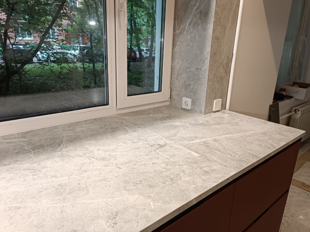 Кухня со столешницей из керамогранита и интегрированной мойкой