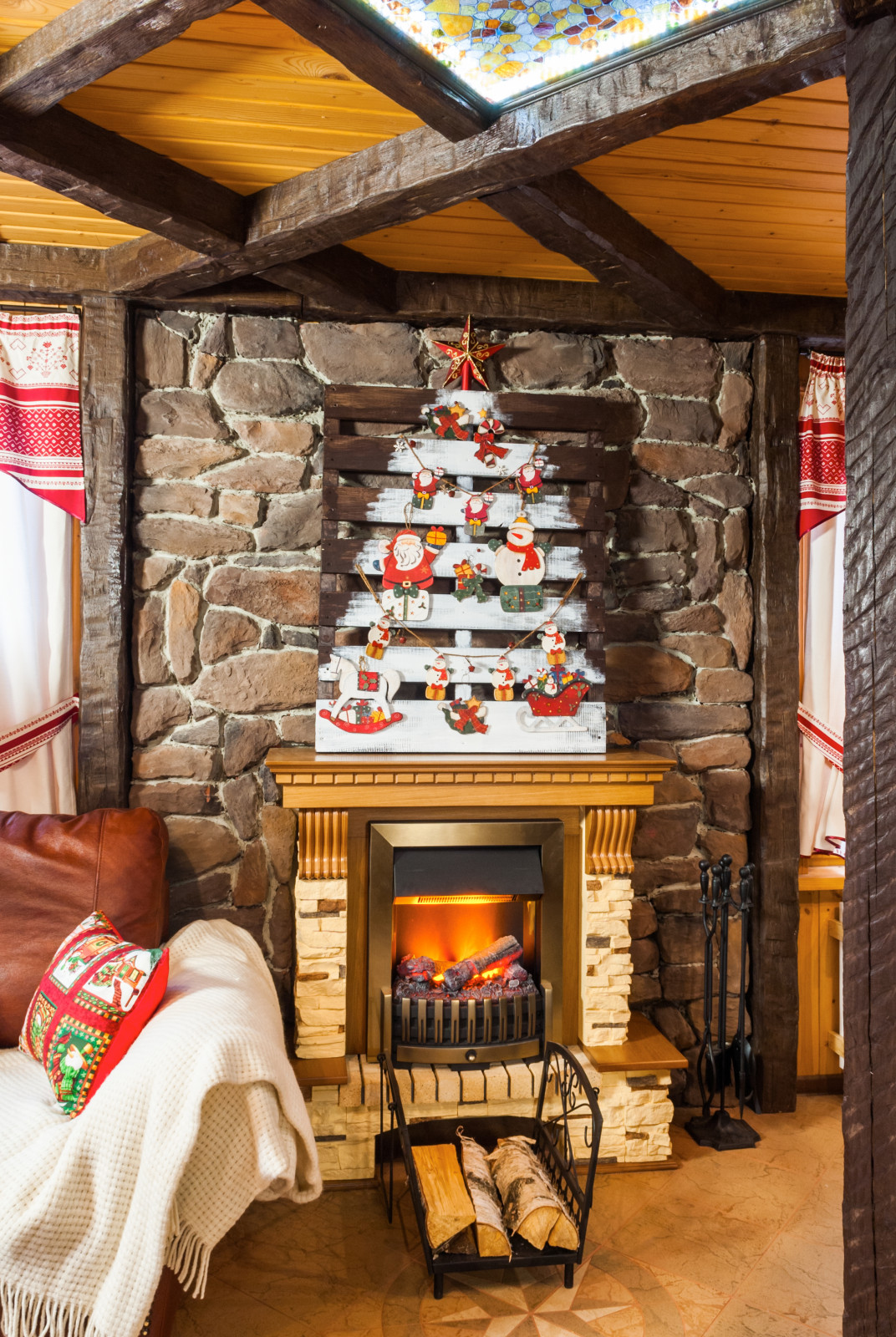 Кухня гостиная в загородном доме в стиле шале.