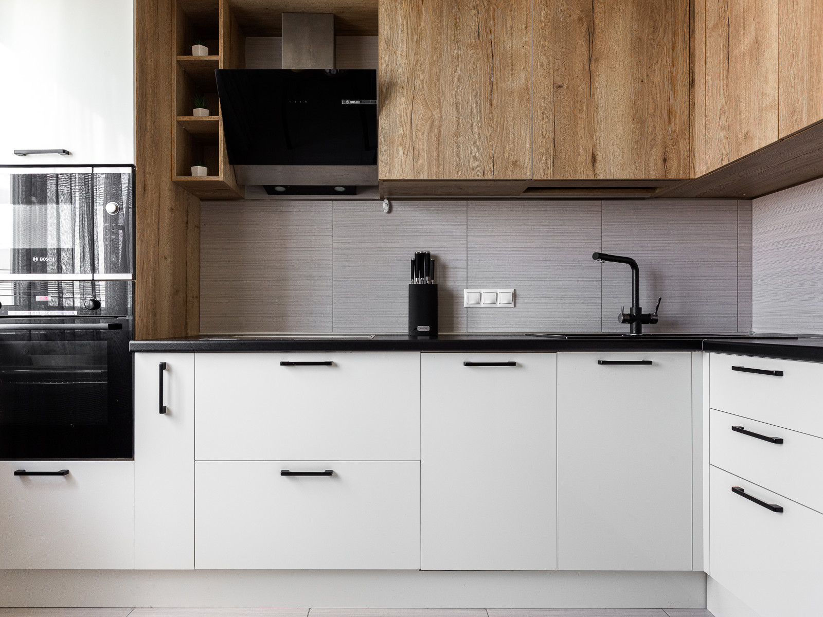 Угловая белая кухня с антресолью