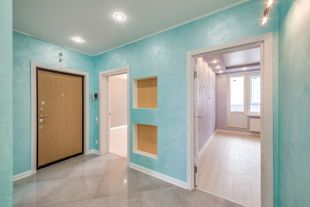 Смелая прихожая в бирюзовых красках