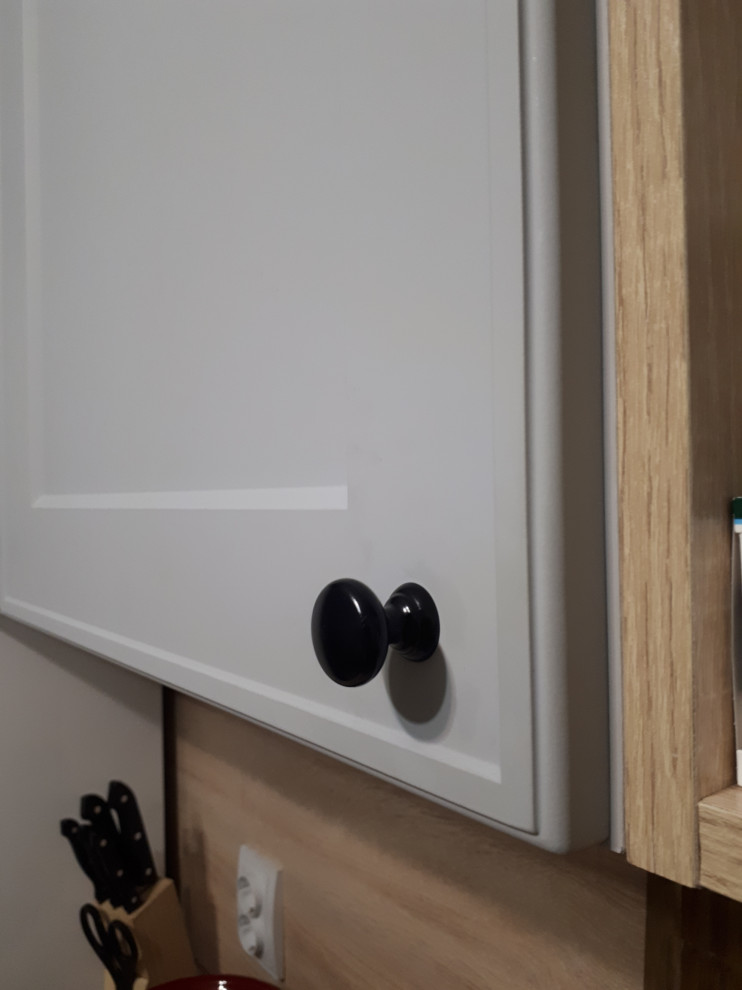 Светло-серая угловая кухня