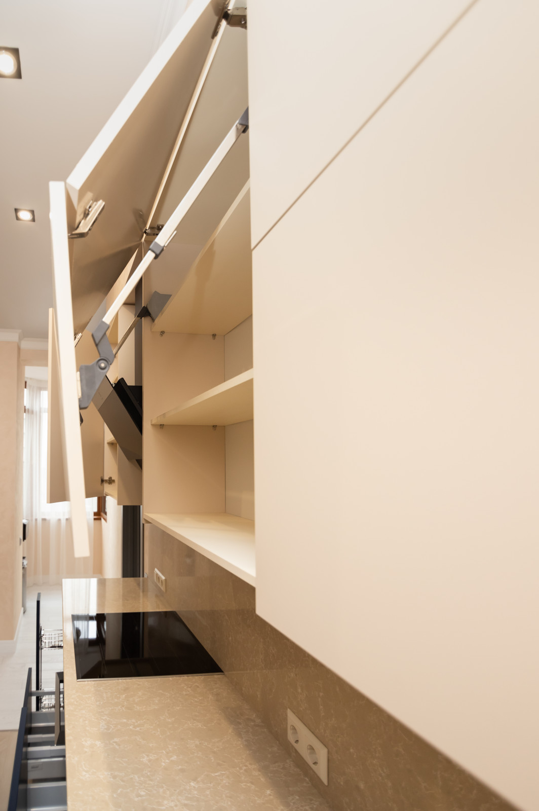 Бело-синяя кухня в современном стиле