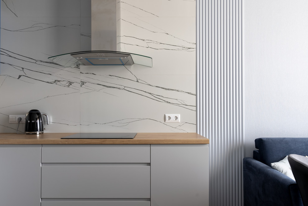 Кухня-гостиная, облегченная, светлая в основном объеме и с акцентным светом, в с