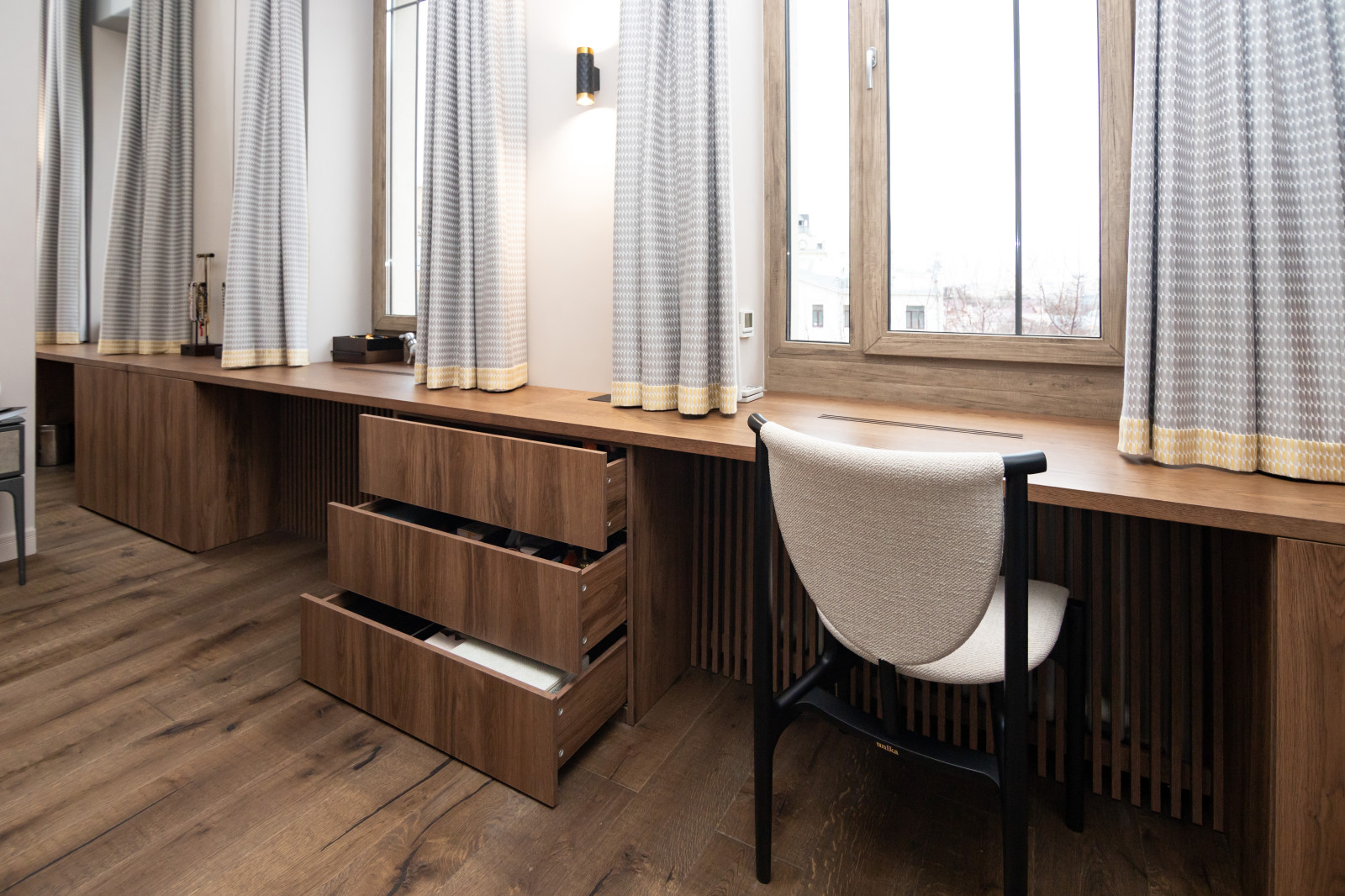 Меблировка спальни: шкаф, стеллаж и стол-подоконник