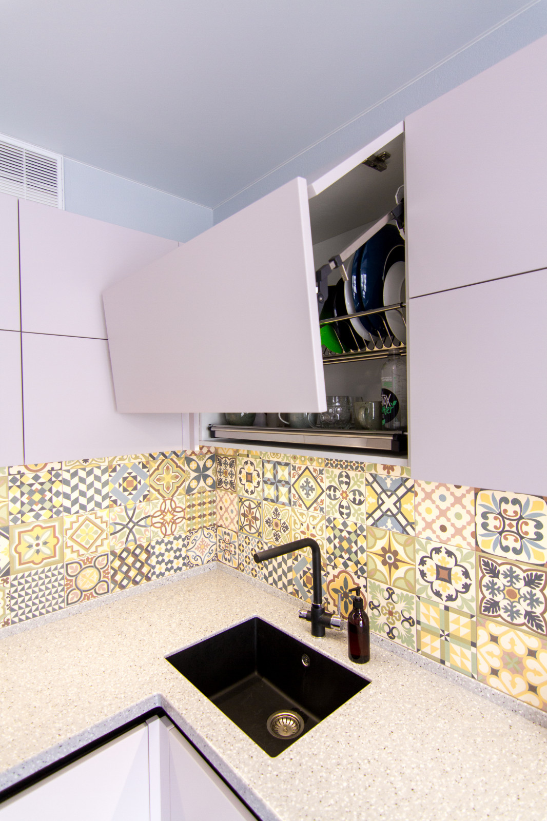 Лавадовая кухня в современном стиле