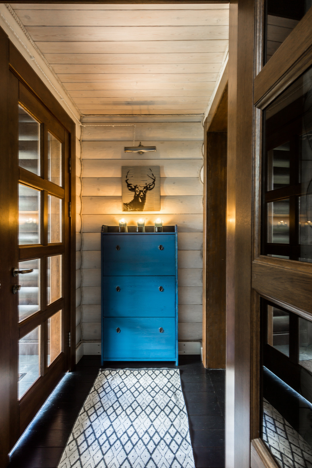 Черно-белая баня с яркими акцентами