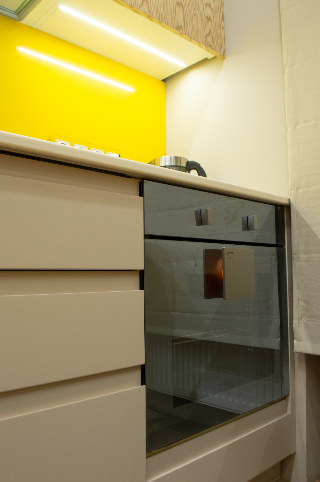 Яркая современная кухня