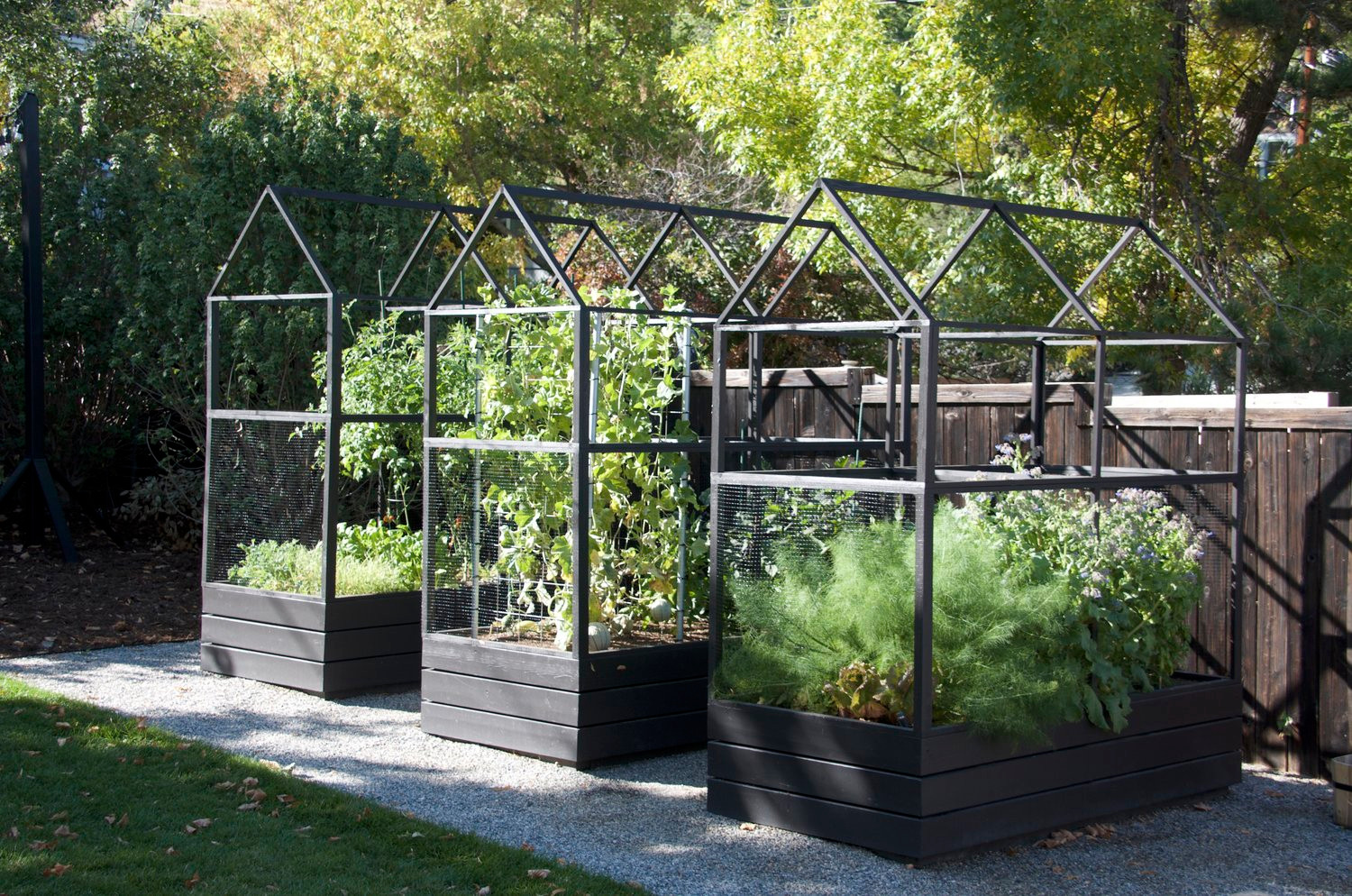 Как правильно: Сделать огородные опоры украшением участка