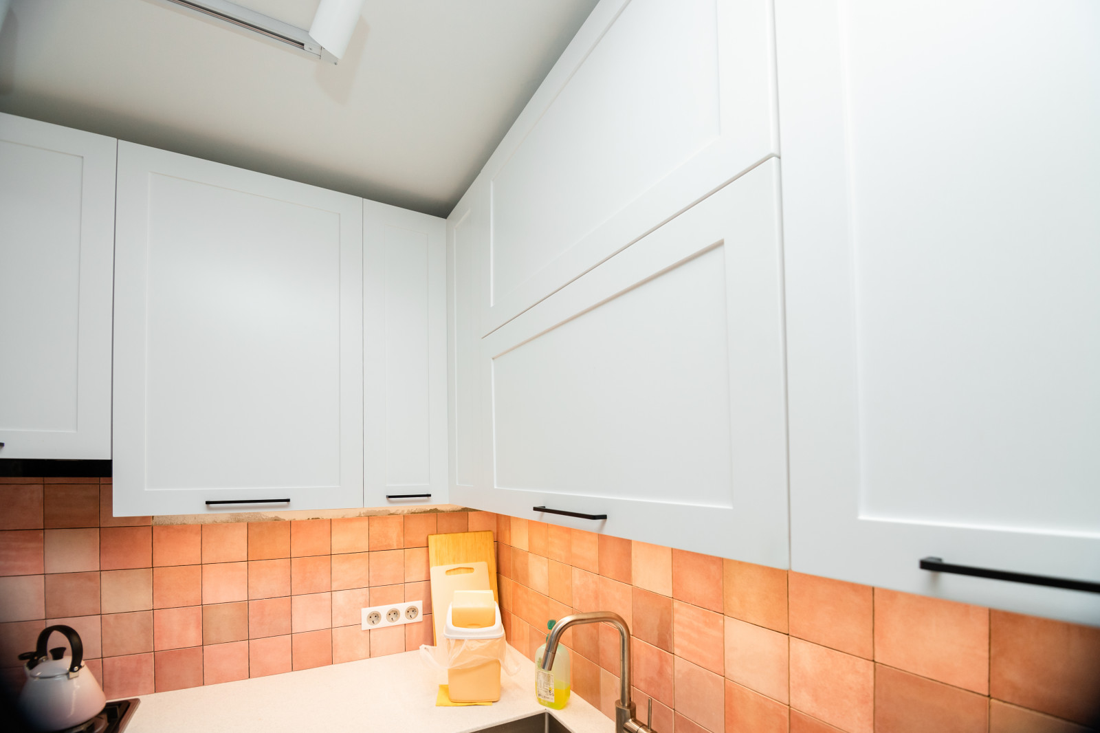 Белая небольшая кухня в стиле неоклассика