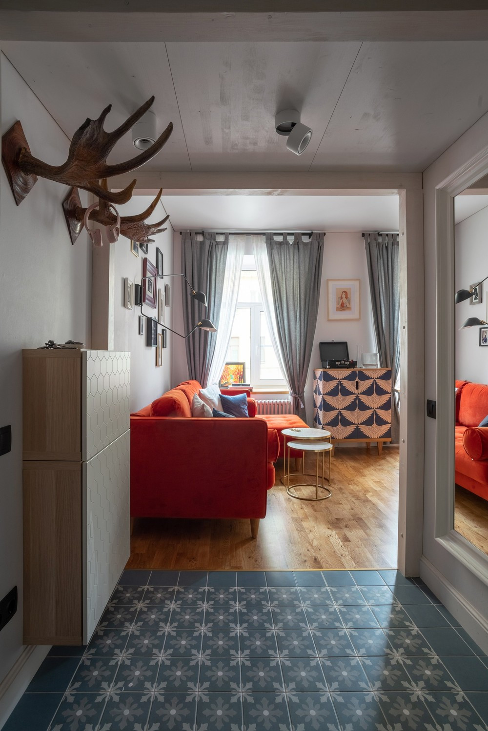 Обложка проекта: Уютная квартира для девушки. Оранжевый и синий