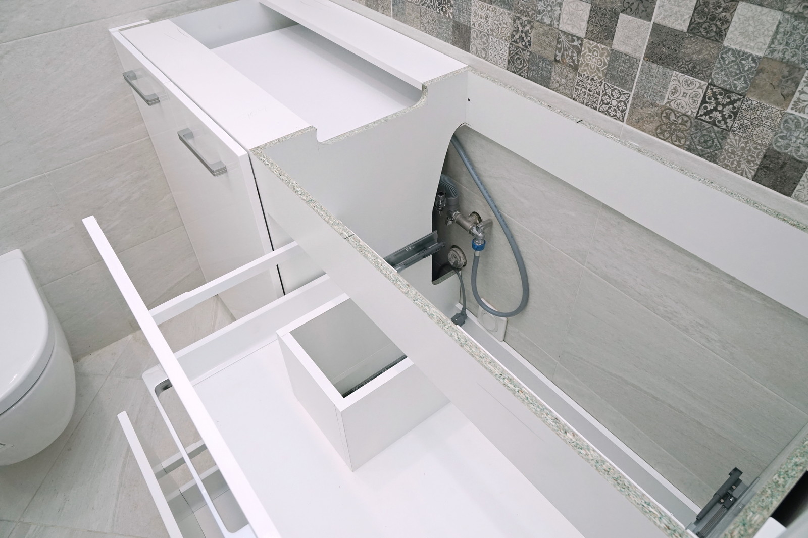 Прихожая, хозшкаф и ванная - всё в белом!