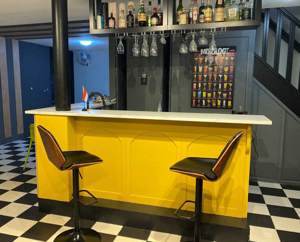 Цокольный этаж с черно-белым полом