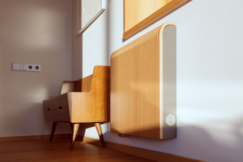 Светлая квартира-галерея с мебелью в духе 60-х