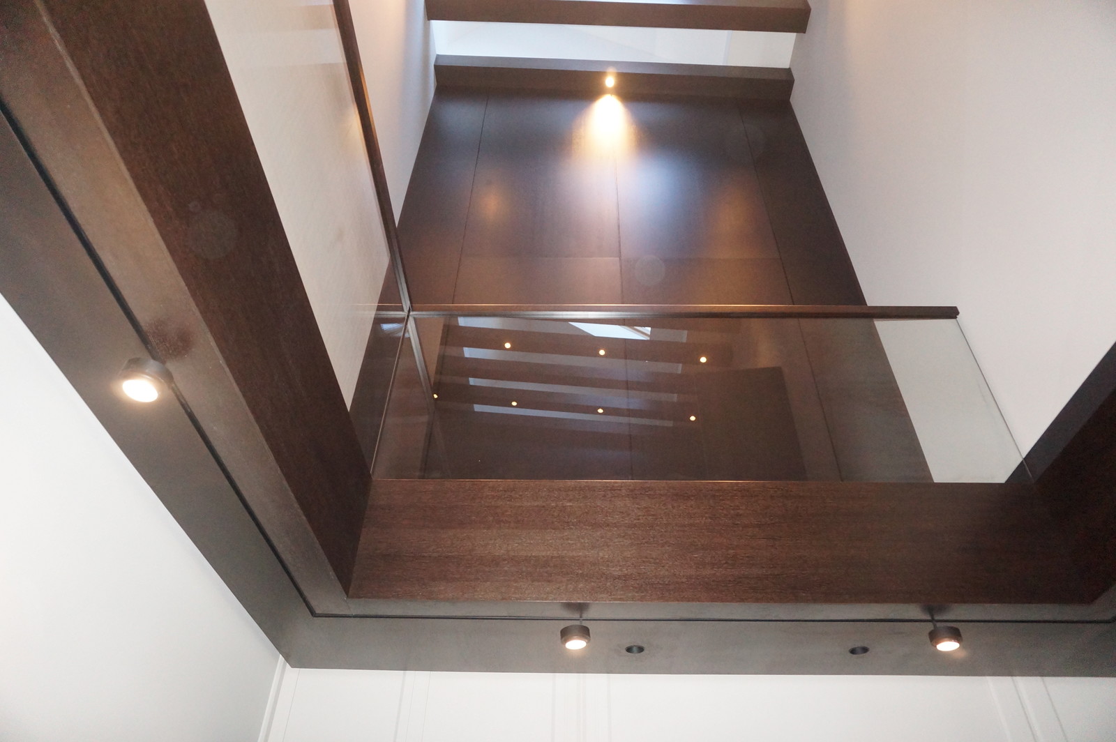 Больцевая лестница со стеклянной стеной в Новогорске