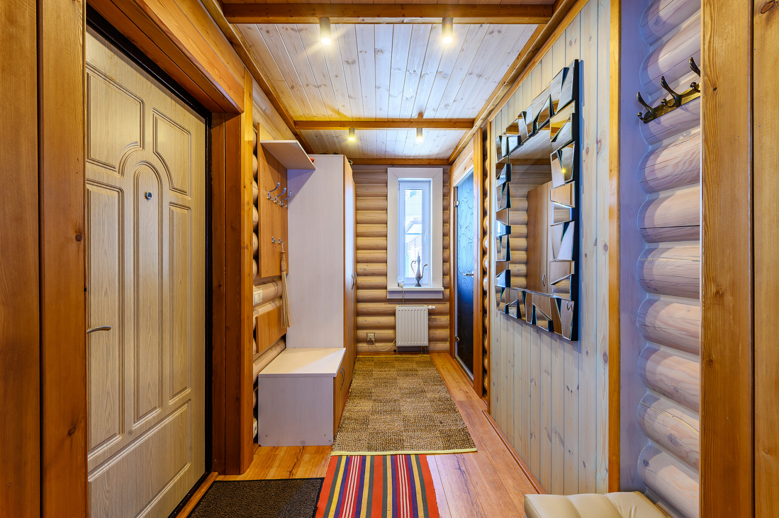 отделка дома из оцилиндрованного бревна