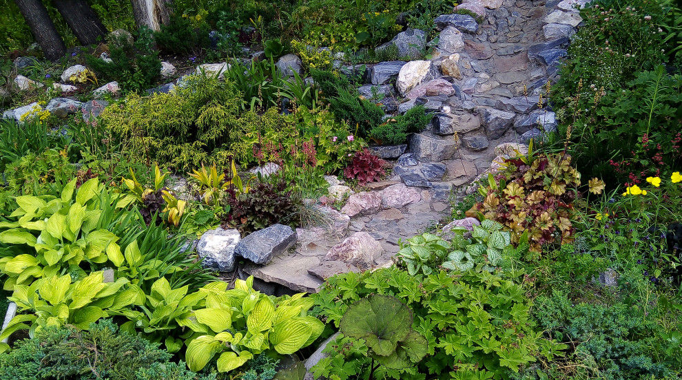 Цветники на территории храма