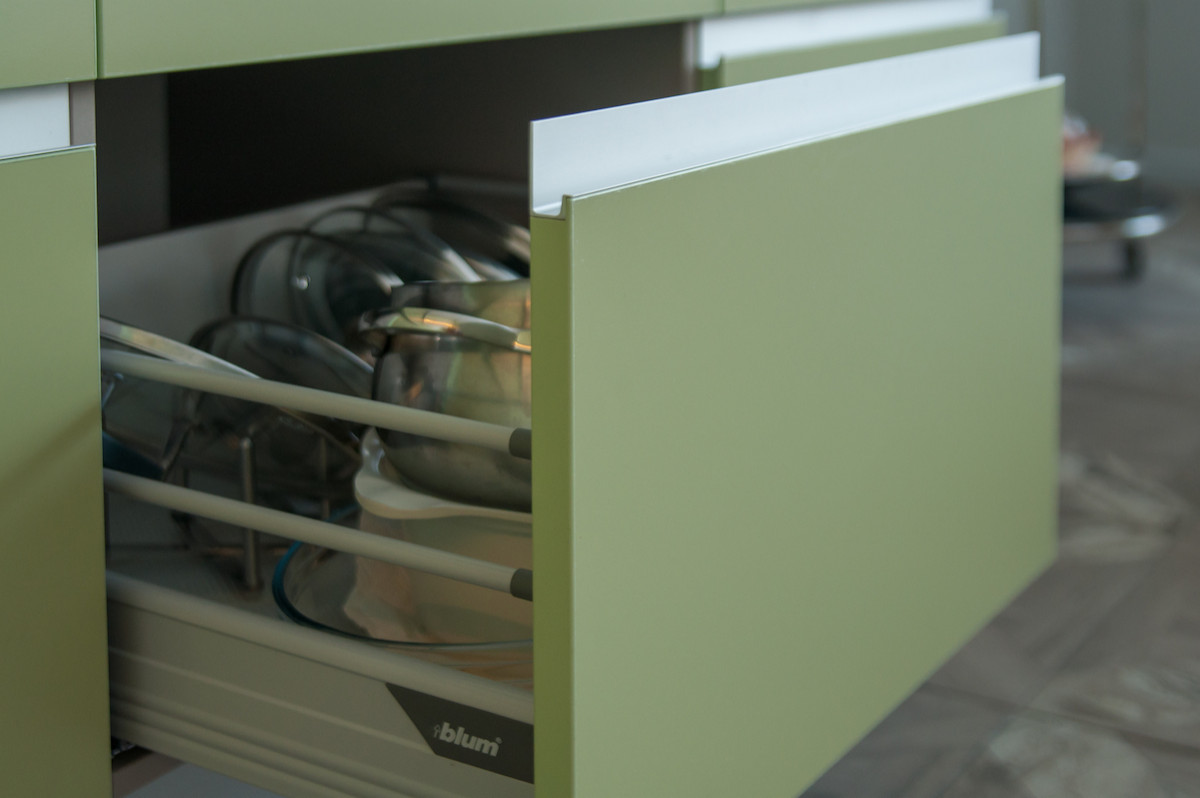 Большая кухня с барной стойкой