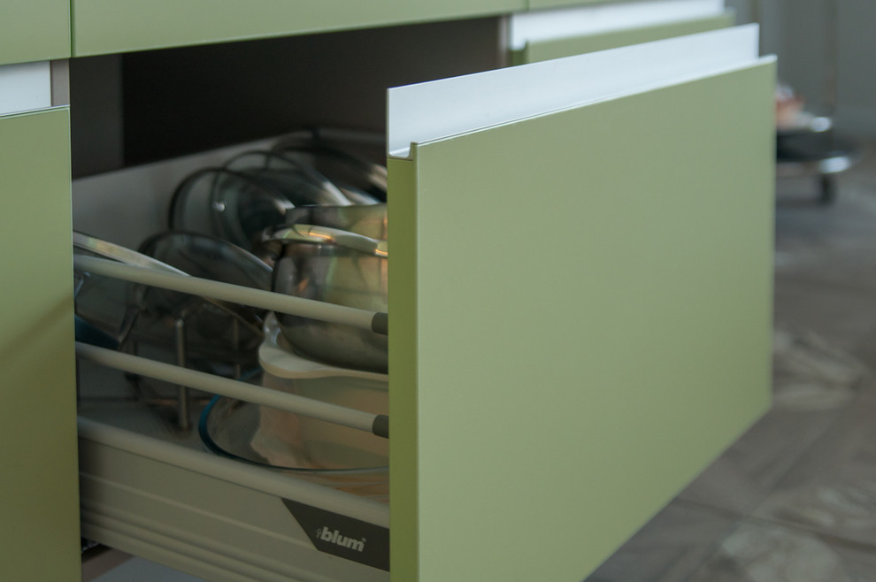 Большая кухня с барной стойкой