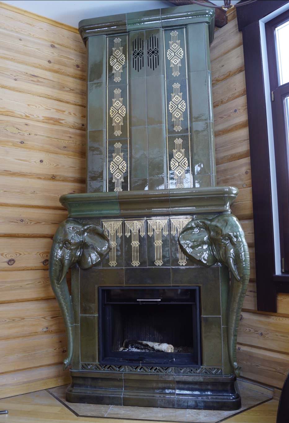 Камин со слонами во Владимире