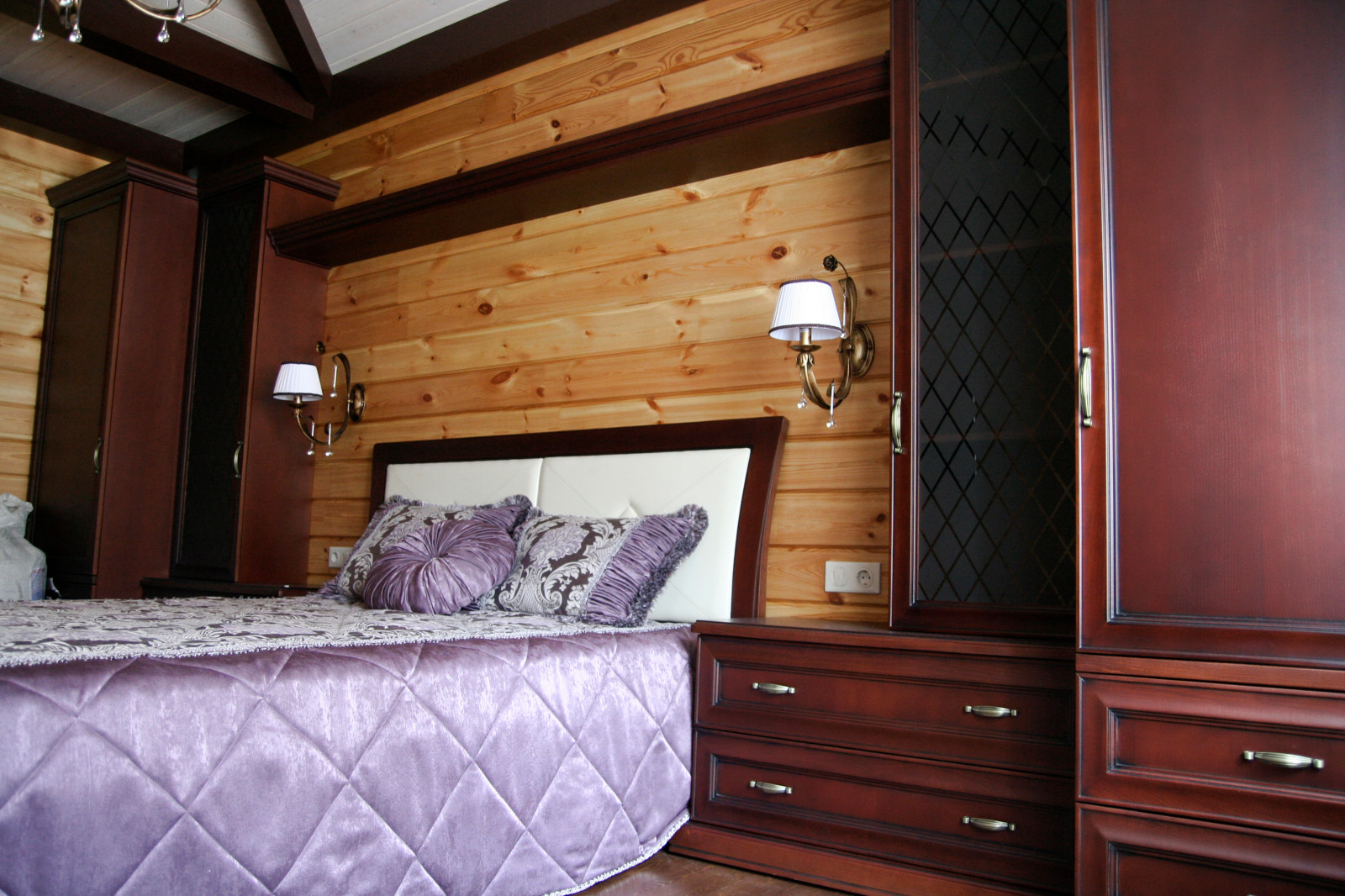 Спальня хозяйская в доме из клееного бруса